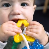 BABY EINSTEIN Ocean Explorers Sea of Sensory Teether Toy grizalo 3 m+ 1 kos | Shoptok.si