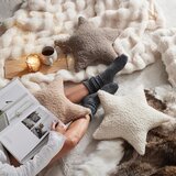 Modern Living Okrasna Blazina Star | Shoptok.si