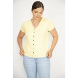 Şans Women's Yellow Plus Size V-Neck Front Decorative Buttoned Camisole Fabric Short Sleeve Blouse Cene