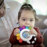 BABY EINSTEIN Outstanding Opus Rattle & Teether Sensory Toy grizalo z ropotuljico 1 kos | Shoptok.si