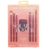 Real Techniques Solar Power Molten Metallic Eye Set Set silikonski čopič 092 Silicone Glitter Brush 1 kos + čopič 093 Fine Liner 1 kos + čopič 094 Smudge Brush 1 kos + čopič 095 Pointed Crease 1 kos + čopič 096 Soft Shadow 1 kos + krtačka za obrvi 097 Brow Spoolie 1 kos + vihalec trepalnic Mini Eyelash Curler 1 kos