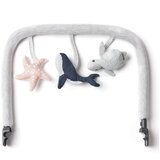 Ergobaby dodatek za gugalnik Evolve lok z igračami light grey | Shoptok.si