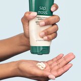 Aveda Sap Moss™ Weightless Hydrating Conditioner vlažilni balzam proti krepastim lasem 200 ml | Shoptok.si