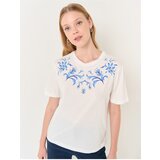 Jimmy Key white short sleeve embroidered floral detail t-shirt cene