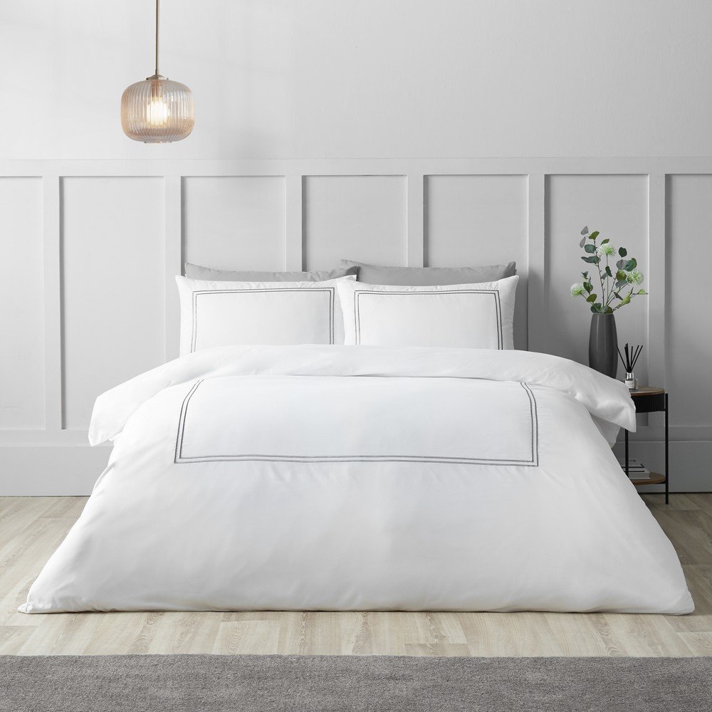 Catherine Lansfield Bijela 3-dijelna satenska posteljina za bračni krevet 200x200 cm So Soft Mono Satin Stitch – | shoptok.hr