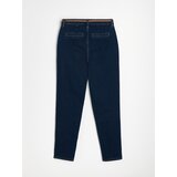 Sinsay Chino traperice kroja mom fit s remenom i udjelom viskoze | shoptok.hr