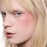 MAC Cosmetics Skinfinish Colourstruck rdečilo odtenek Raizin The Roof 4.5 g | Shoptok.si