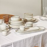 Salt&Pepper Bež servirni krožnik iz kamenine Meridian – | Shoptok.si