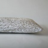 VIKTORIJA Jastučnica 50x70 cm, pamučni saten, bela sa sivim granama i lišćem – Clas A17 Cene