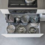 YAMAZAKI Crna metalna prilagodljiva dodatna kuhinjska polica 108x15 cm Tower – | shoptok.hr