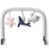 Ergobaby dodatek za gugalnik Evolve lok z igračami light grey | Shoptok.si