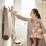 Leander® stenska previjalna miza wally™ cappuccino | Shoptok.si