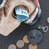  Hranilnik za denar lobanja s piratskim klobukom in slušalkami | Shoptok.si