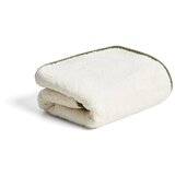 Kave Home Bela/zelena frotirna bombažna brisača 50x90 cm Sedora – Cene