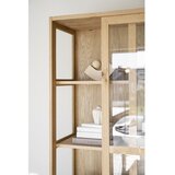 Rowico Vitrina v hrastovem dekorju z drsnimi vrati v naravni barvi 100x203 cm Hazelton – | Shoptok.si