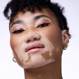 Catrice Tiny Treasures paleta senčil za oči odtenek 020 Wild Berry 4.2 g | Shoptok.si