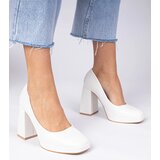 Gemre White pumps on a chunky heel with a square toe Irenois | ePonuda.com
