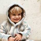 Liewood otroški kopalni plašček reggie stripe sea blue/sandy | Shoptok.si