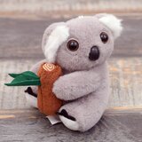 Plišani privjesak za ključeve Koala s grančicom, sivi karabiner, zlatni 12 cm | shoptok.hr