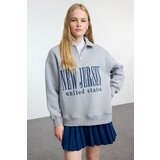 Trendyol Gray Melange Oversize Thick Fleece Slogan Printed Zippered Knitted Sweatshirt Cene