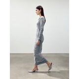 Reserved - Haljina s asimetričnim naborima - srednjesivo | shoptok.hr