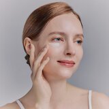 Whamisa Organic Flowers Eye Essence posvjetljujući serum za područje oko očiju s učinkom protiv bora 30 ml | shoptok.hr