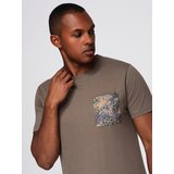 Ombre Men's cotton t-shirt with printed pocket - dark olive Cene