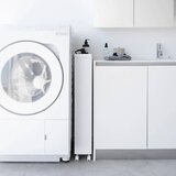 YAMAZAKI Mat bela jeklena kopalniška polica 48x80,5 cm Tower – | Shoptok.si