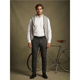 Sinsay Slim-fit chino hlače u kockicu s udjelom viskoze | shoptok.hr