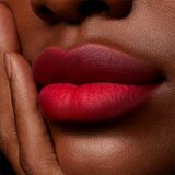 Mac Powder Kiss Liquid tekoča šminka z mat zaključkom 5 ml odtenek 987 M.A.CSmash za ženske | Shoptok.si