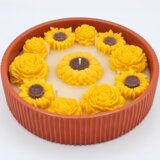 NOBAMO Svijeća Suncokret - Ciglasto crvena / Limeta, Med, Mlijeko | shoptok.hr