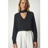 Happiness İstanbul Women's Black Crepe Blouse with Window Detailed and Decollete Cene