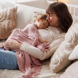 BabyOno Pletena bambus odeja z volančkom 75x100 cm, roza | Shoptok.si