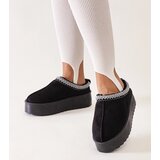Gemre Black embroidered slippers on a high platform Luanela | Shoptok.si