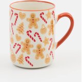 Sinsay Keramička božićna šalica s motivom medenjaka, božićnih drvaca i šećernih štapića | shoptok.hr