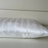 VIKTORIJA Jastučnica 50x70 cm, pamučni saten, bela s prugama i cvetovima – Clas A36 Cene