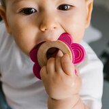 BabyOno Silikonsko drvena grickalica za zube Leptir, roza | Eponuda.com