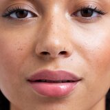 Lumene Lip Glow Oil Balm balzam za usne s uljem nijansa 2 Juicy 10 ml | shoptok.hr