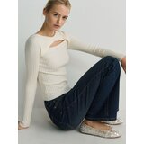 Reserved pulover z izrezom - ebenovina | Shoptok.si
