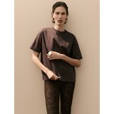 Reserved Predimenzionirana majica kratkih rukava s visokim udjelom pamuka - tamnosmeđe | shoptok.hr