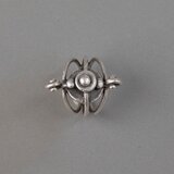  Prsten s cvjetnim motivom i kuglicom u sredini, srebrne boje | shoptok.hr