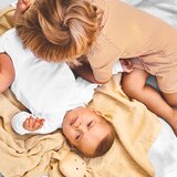 Liewood kopalni pajac z rokavi max seersucker mustard white | Shoptok.si