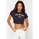Trendyol Anthracite 100% Cotton Slogan Printed Fitted Crop Stretchy Knitted T-Shirt Cene