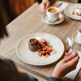 BonBistro Svetlo siv porcelanast krožnik ø 25 cm Nuance – | Shoptok.si