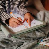KIDYWOLF Brisivi fluorescentni flomasteri za svjetleći tablet (4 kom) - ljubičasti, crveni, plavi, žuti | Shoptok.si