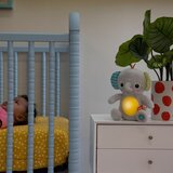 Kids II Hug-a-bye Baby™ plišasta igrača z melodijo 0 m+ 1 kos | Shoptok.si