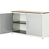 mauser Omara s krilnimi vrati, VxŠ 818 x 1200 mm, plošča s polnim jedrom iz HPL, 1 polica, čista bela / aluminijasto siva / javor | Shoptok.si