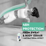 Nivea Black & White Invisible Fresh antiperspirant proti belim in rumenim madežem 50 ml | Shoptok.si
