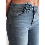 DStreet Spodnie damskie jeansowe dzwony z kwiatem FLOWERSSE niebieskie | shoptok.hr