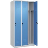 C+P Garderobna omara Classic PLUS, 3 deli, svetlo sive / svetlo modre barve, Š 900 mm, talni drsniki, vrtljiv zapah, sredinska predelna stena | Shoptok.si